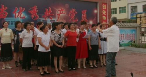 商南縣試馬鎮“夕陽紅”樂隊為群眾搭起“精神樂園”