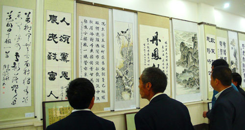 丹鳳舉行迎國(guó)慶新農(nóng)村建設(shè)書畫展