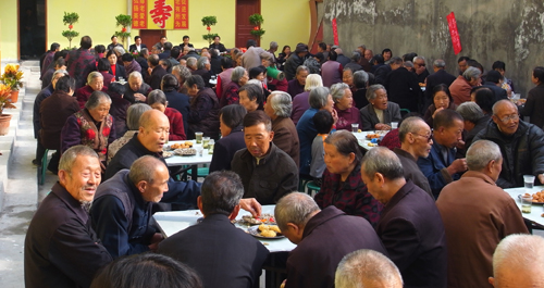 山陽縣城關(guān)鎮(zhèn)東關(guān)社區(qū)舉辦敬老茶話會(huì)