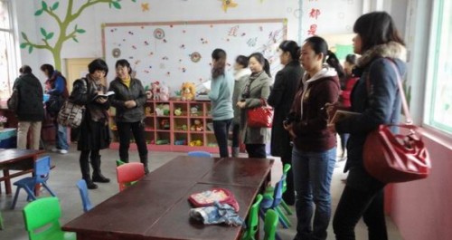 四軍醫大幼兒園來王澗幼兒園“攀親送禮”