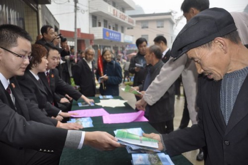 鎮安法院深入開展“下基層、訪民意、聽民聲”活動