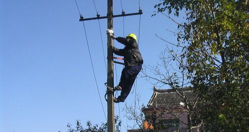 洛南柏峪寺電管站免費為群眾更換下戶線