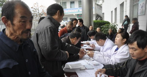 鎮安縣殘聯下鄉服務把黨和政府的溫暖送到殘疾人身邊