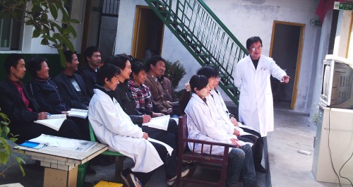 商南魏家臺組織鎮衛生院醫生和所有村醫進行培訓