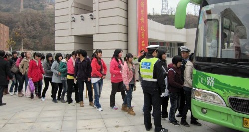 柞水交警調集12輛公交車護送1800多名學生回家