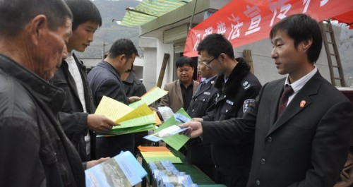 米糧鎮開展“送法進村組”