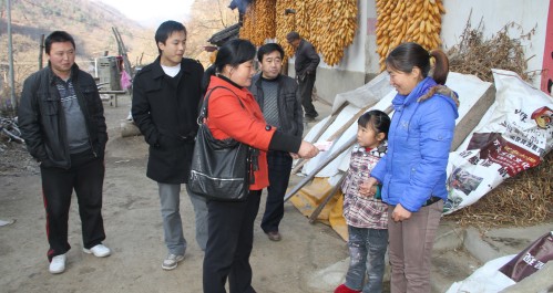 柞水：“嚴冬有情，計生送暖”