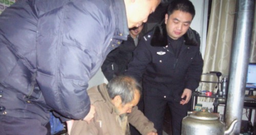 寒冬深夜遇流浪老人 民警齊心送溫暖