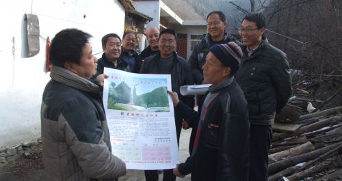 丹鳳林業(yè)干部深入林區(qū)向群眾發(fā)放宣傳年畫