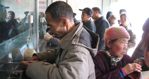 丹鳳縣棣花鎮(zhèn)群眾在當地信用社排隊領取土地補貼