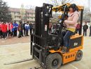 叉車開進(jìn)校   面對面執(zhí)教