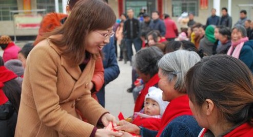 山陽縣婦聯為中村鎮40位貧困母親送去慰問金