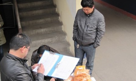 小嶺鎮(zhèn)現(xiàn)場發(fā)放春季動物防疫物資