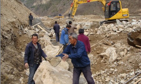 色河鎮組織群眾加固河堤提高農業生產能力