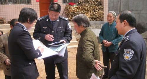 洛南縣城關派出所民警上門換發二代身份證