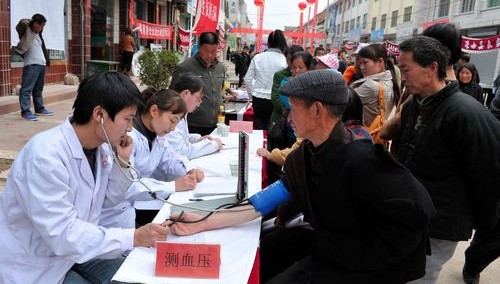 洛南縣“學雷鋒見行動服務三農三下鄉”活動啟動儀式在三要鎮舉行