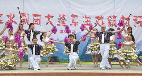 柞水縣啟動“文化大篷車”送戲鎮村行活動