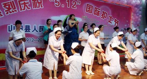 山陽縣人民醫院新護士為自己神圣的職責進行莊嚴宣誓