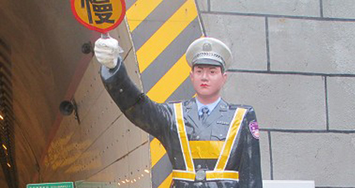 仿真“警察”秦嶺隧道上崗執勤