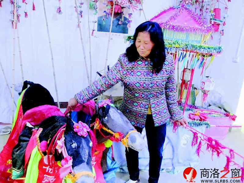 花鼓戲演出的各種器樂一應俱全，大都是自己用手做成。