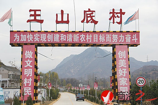 經(jīng)過全面普修，沙河子鎮(zhèn)王山底村的通村公路優(yōu)美整潔，成為一道亮麗風景。