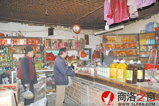 原供銷社是這里的最大商店，有好些年月的柜臺顯示著它的歷史。