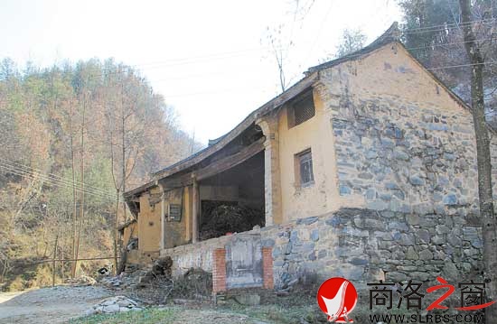 清光緒五年重修的戲樓已廢棄多年，默默的向人們證明著這里過去的繁華。