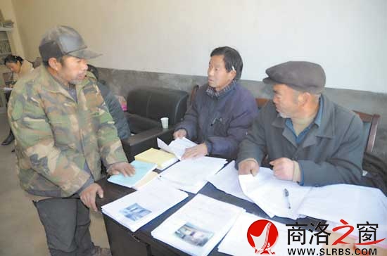 許多村民趁著趕集順便到村委會辦事