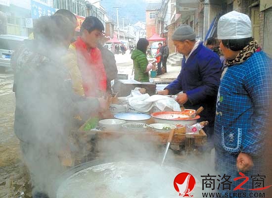 在熱氣騰騰的鍋邊,買羊肉套的食客排起了隊。