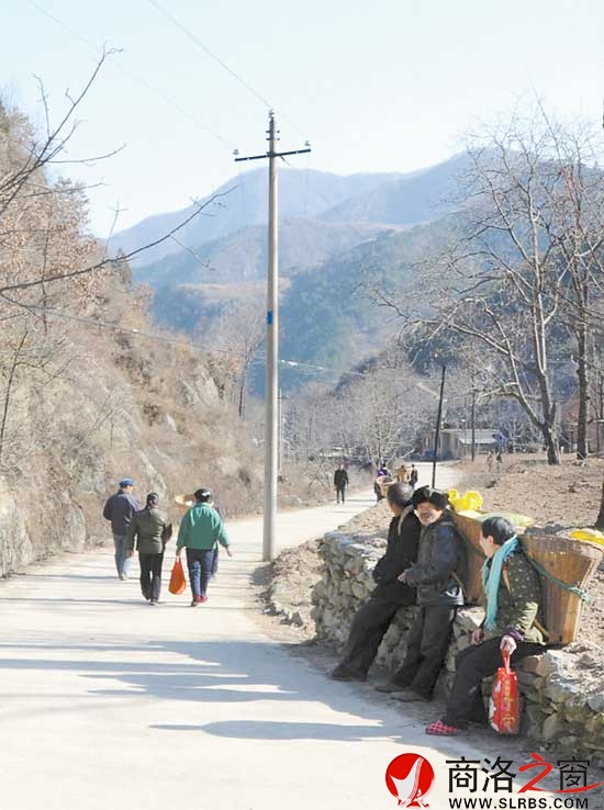 從各個山溝里前來的趕集人