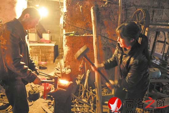 打鐵人夏儉龍和愛人正在打制農(nóng)具