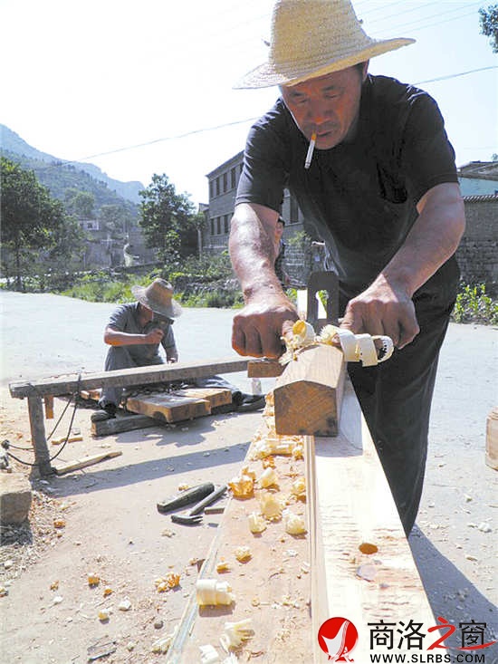 木匠是個(gè)手工活，是有技術(shù)的體力勞動(dòng)者。