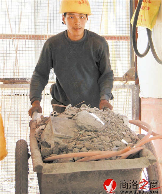 因?yàn)椴怀1蝗岁P(guān)注,當(dāng)面對(duì)鏡頭的時(shí)候,工人的臉上露出一絲局促。