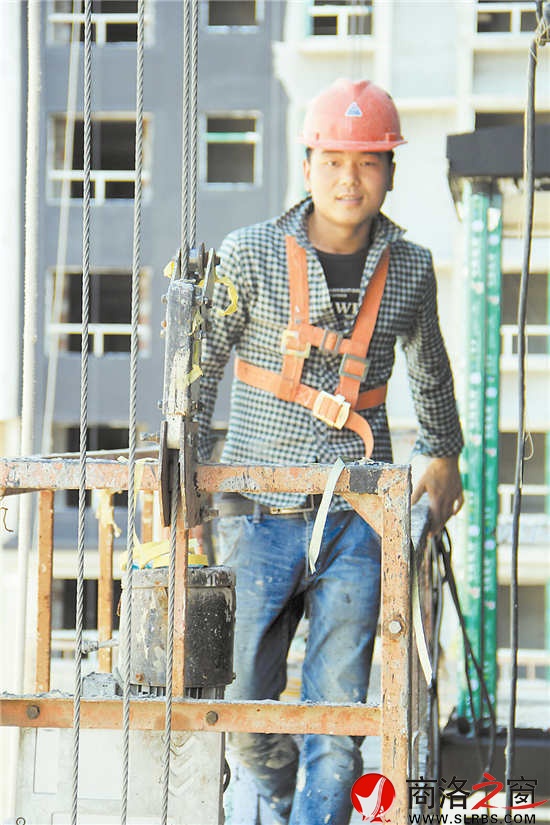 說(shuō)起遠(yuǎn)方的家人,李義平的臉上不自覺(jué)地露出了甜甜的微笑。