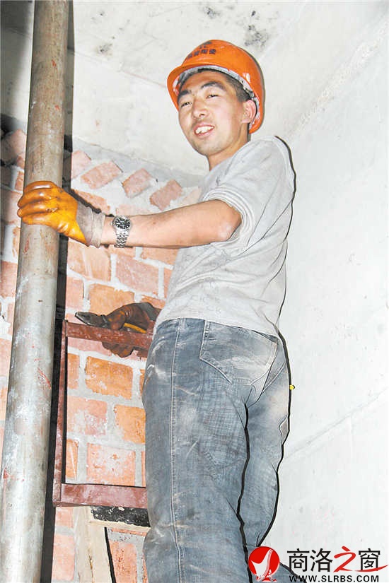 80后工人魚(yú)永超熱愛(ài)著自己的這份工作,說(shuō)起工作熱情很高。