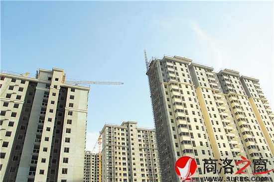 這些積累著建筑工人汗水和辛苦的高樓,在藍(lán)天白云的襯托下格外美麗璀璨,同時(shí)也印證了商洛發(fā)展的腳步,為商洛這座城市增光添彩。