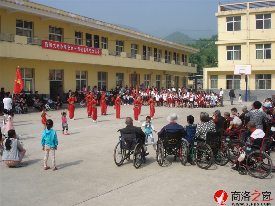 商鎮大峪小學在商山敬老院開展“筑夢”活動慶祝六一兒童節