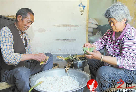 王紅計(jì)的老伴閑時(shí)也會(huì)幫他包上幾個(gè),兩個(gè)人說(shuō)說(shuō)笑笑,也是一種陪伴。
