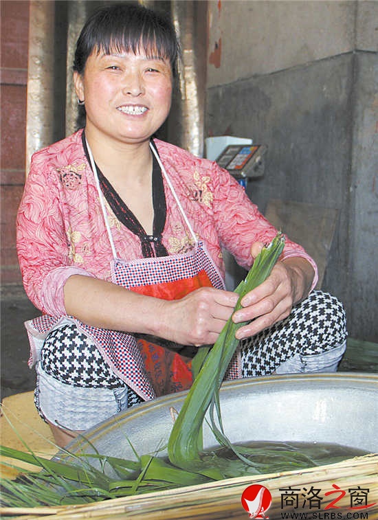 說(shuō)到洗葉子也是一件辛苦活時(shí),王文武的妻子笑著說(shuō),沒(méi)有包粽子辛苦。