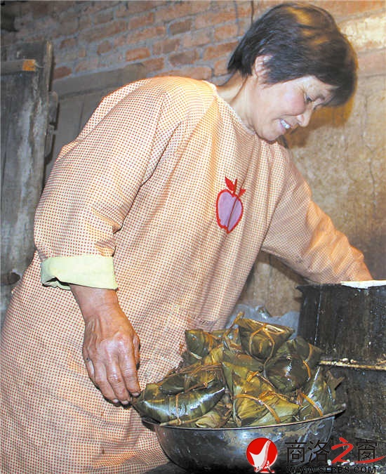 凌晨4:20,風(fēng)建霞正從鍋里往外撈粽子。