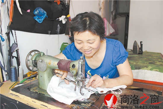 原本專門做衣服的魏淑英現(xiàn)在只能做些縫縫補(bǔ)補(bǔ)的零活