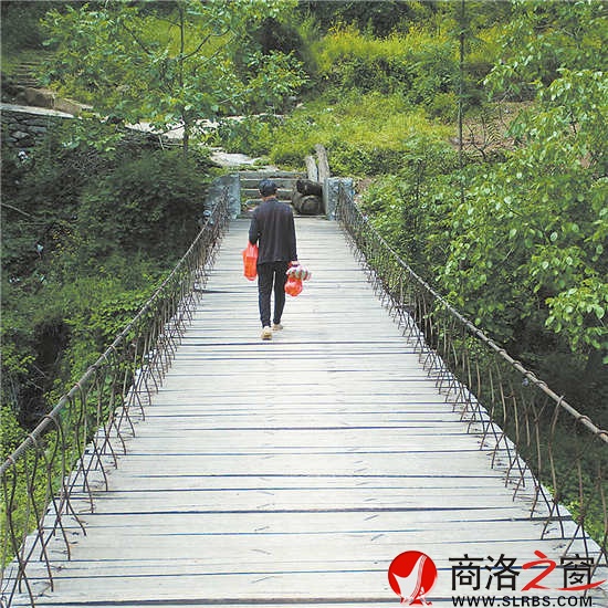 走在安靜的時光里。一座小橋，拉近了山的距離。