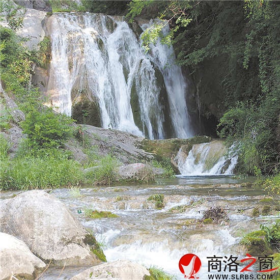 龍潭，飛瀑如鏈，潭水透澈，風景如畫。