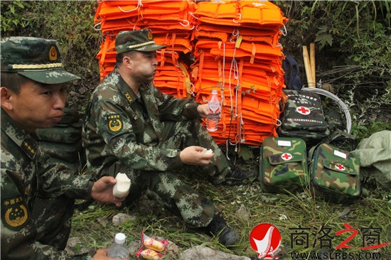 一線救援武警用饅頭和礦泉水充饑(張鈺榮 攝)