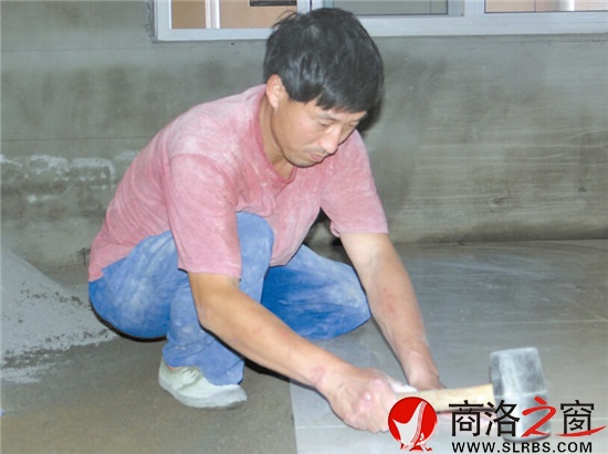 韓勇智干活認真細致，在業主間留下了很好的口碑，請他鋪地磚的住戶源源不斷，不少家裝公司也邀請他加入。