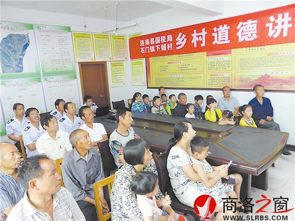 下鋪村部分村民和20多名留守兒童聆聽了鄉村道德講堂