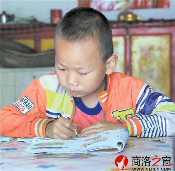 王猛濤正在家里做作業