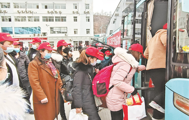 務工人員乘專車返崗